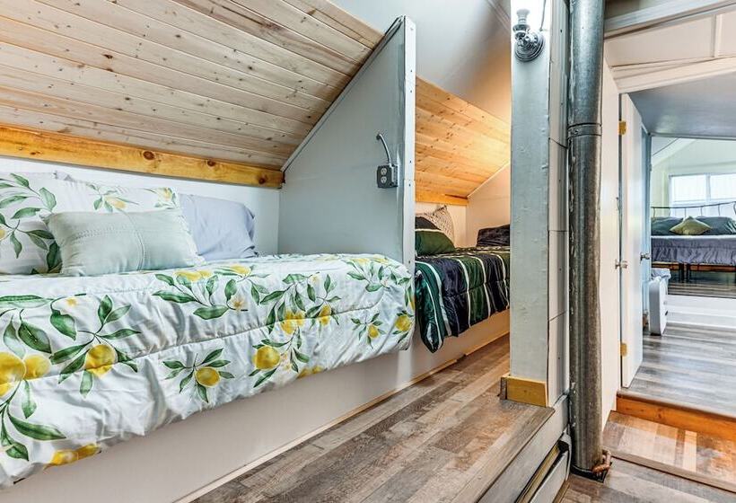 Walk To Lake George: Cozy Family Cabin!