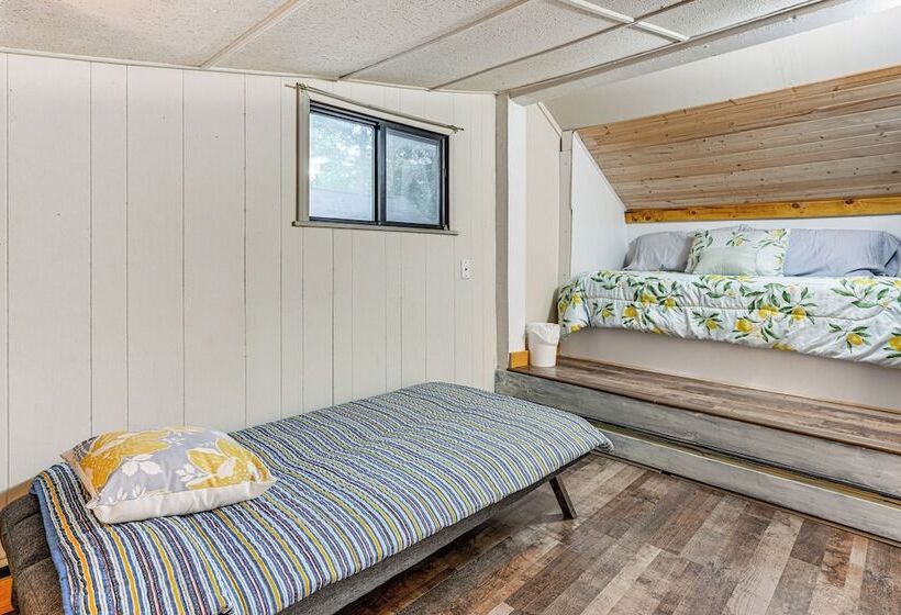 Walk To Lake George: Cozy Family Cabin!