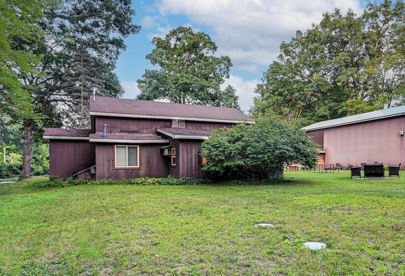 Walk To Lake George: Cozy Family Cabin!