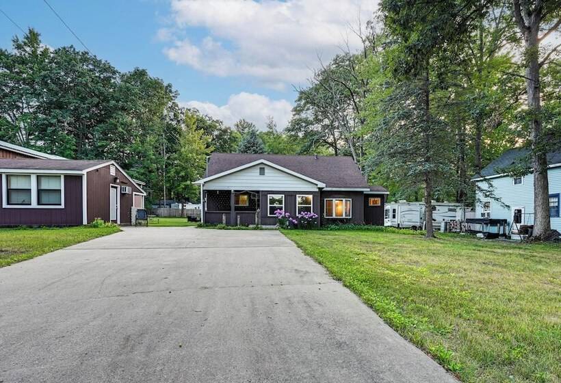 Walk To Lake George: Cozy Family Cabin!