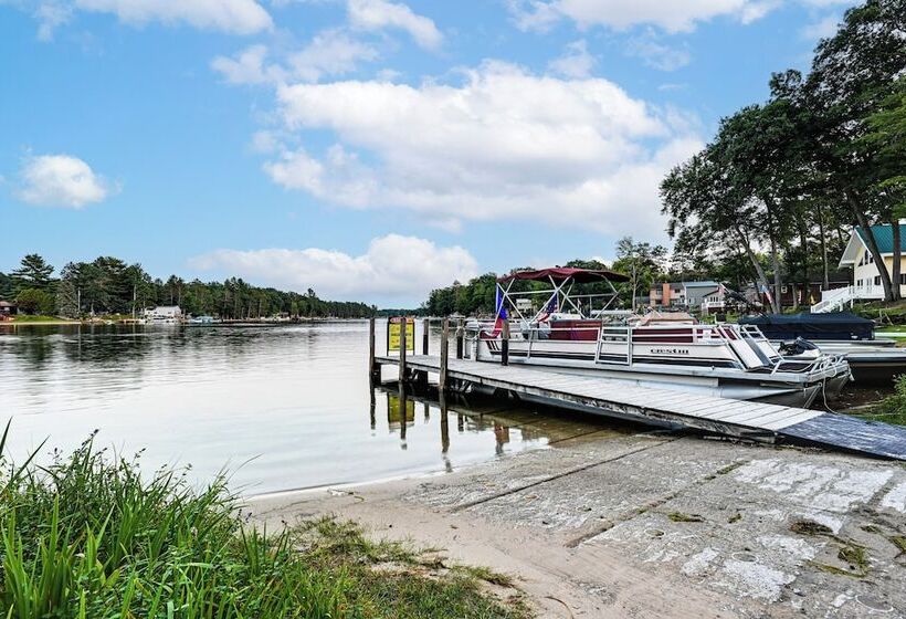 Walk To Lake George: Cozy Family Cabin!