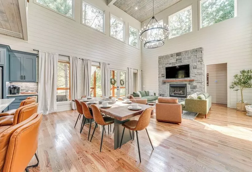 Deluxe Riverfront Cabin In Broken Bow W/ Hot Tub!