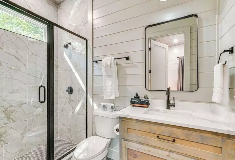 Deluxe Riverfront Cabin In Broken Bow W/ Hot Tub!