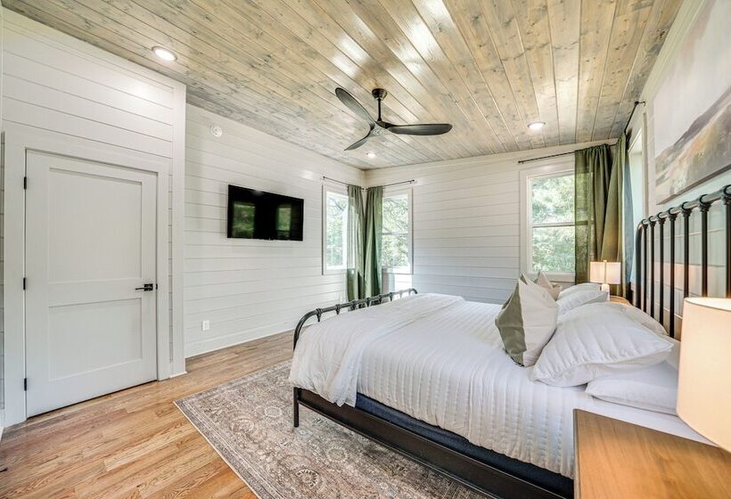 Deluxe Riverfront Cabin In Broken Bow W/ Hot Tub!