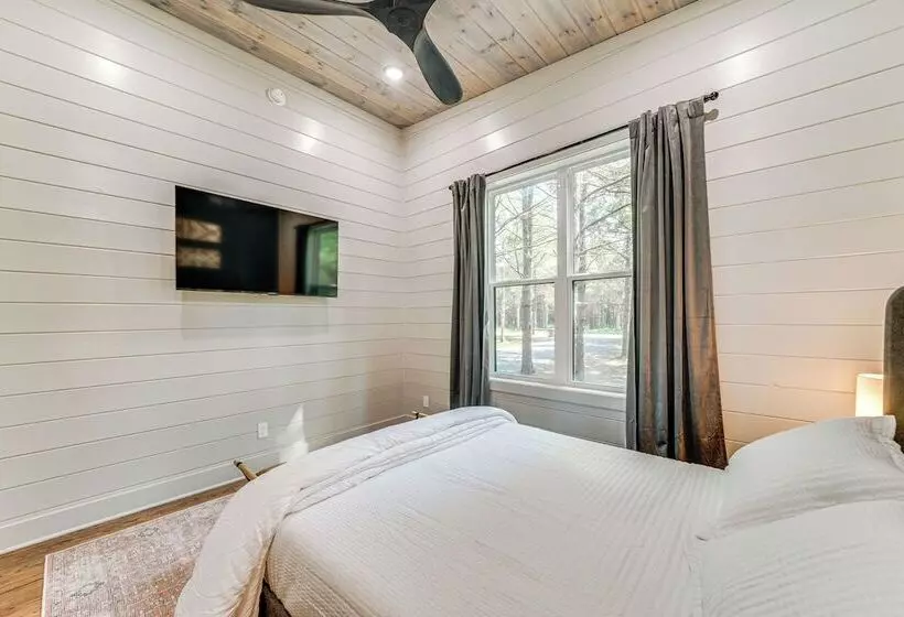 Deluxe Riverfront Cabin In Broken Bow W/ Hot Tub!