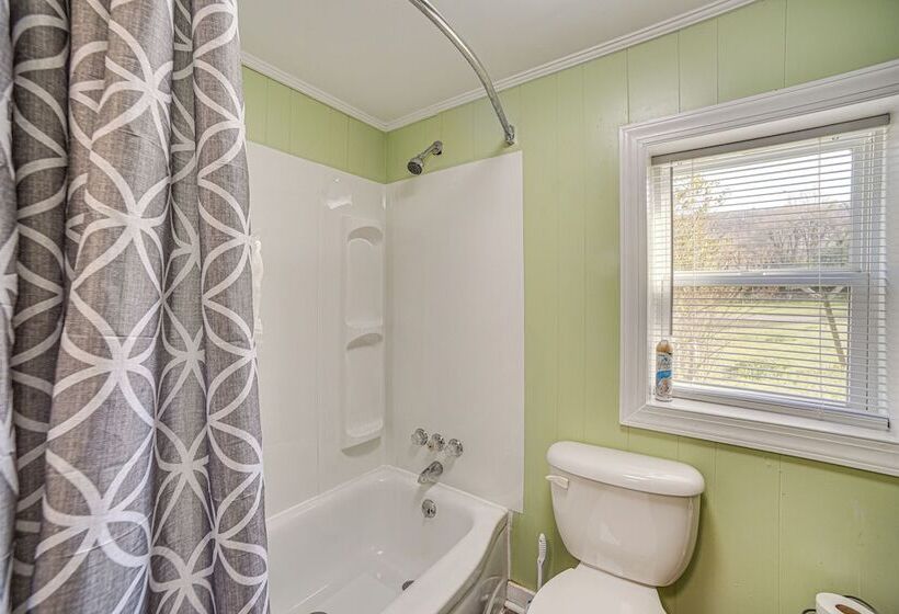 Lake Guntersville Home: 1 Mi To Boat Ramp!