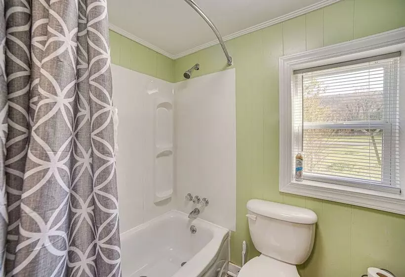 Lake Guntersville Home: 1 Mi To Boat Ramp!