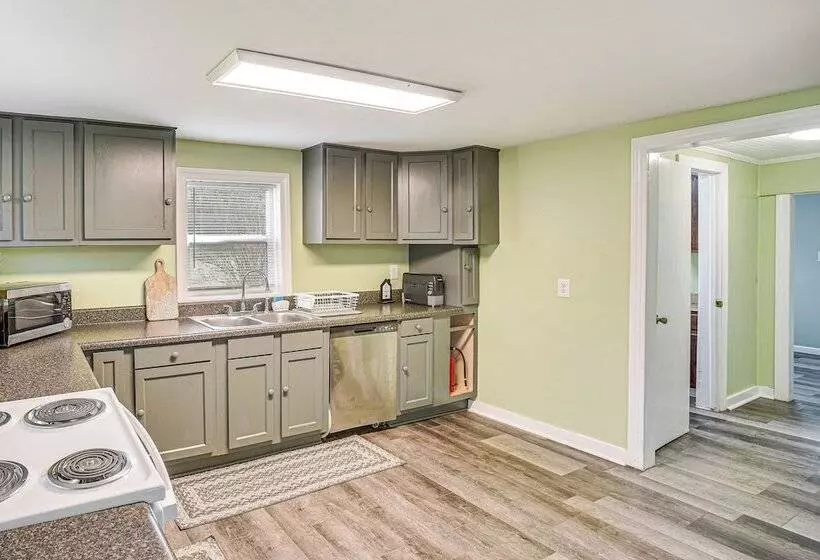 Lake Guntersville Home: 1 Mi To Boat Ramp!