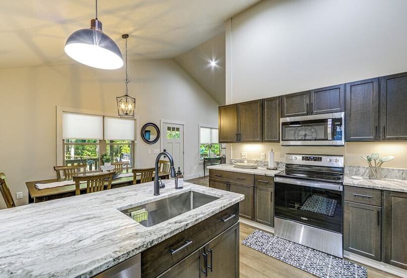 Maggie Valley Home: Porch & Yard