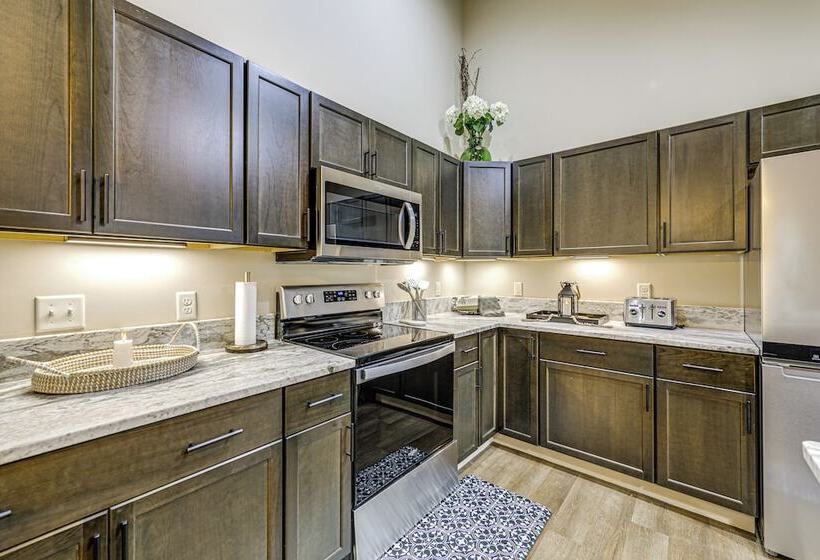 Maggie Valley Home: Porch & Yard