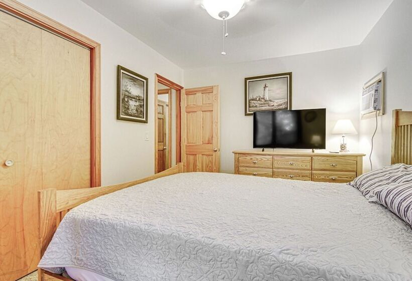 Peaceful Highland Lake Home W/ Kayaks, Dock Access