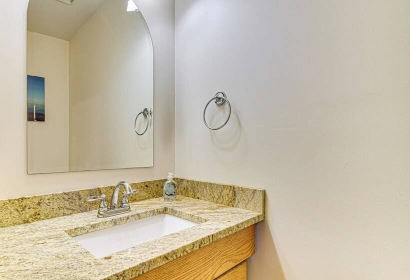 Peaceful Highland Lake Home W/ Kayaks, Dock Access