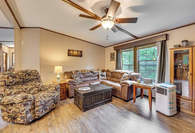 4 Mi To Lake Francis: Peaceful Pittsburg Home