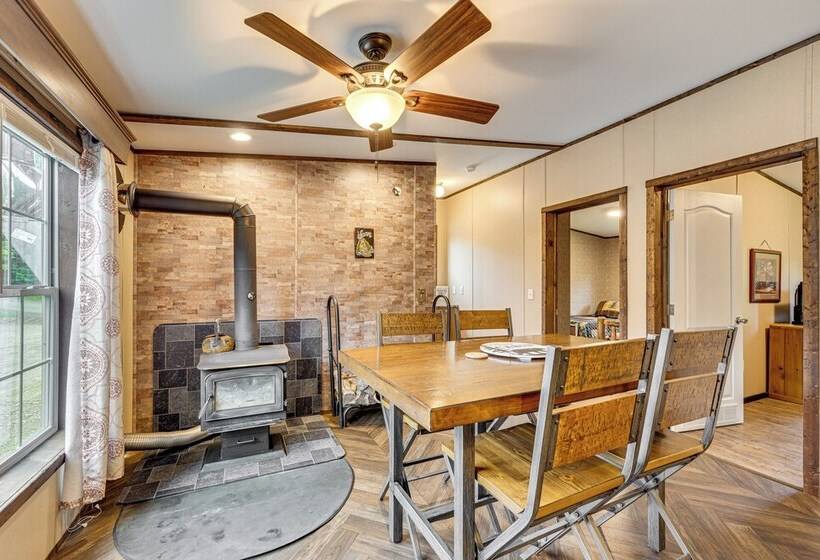 4 Mi To Lake Francis: Peaceful Pittsburg Home