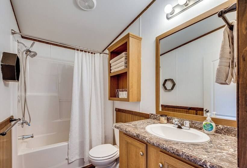 4 Mi To Lake Francis: Peaceful Pittsburg Home