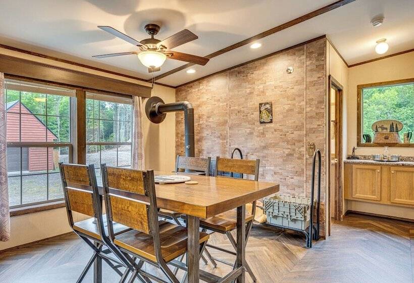 4 Mi To Lake Francis: Peaceful Pittsburg Home