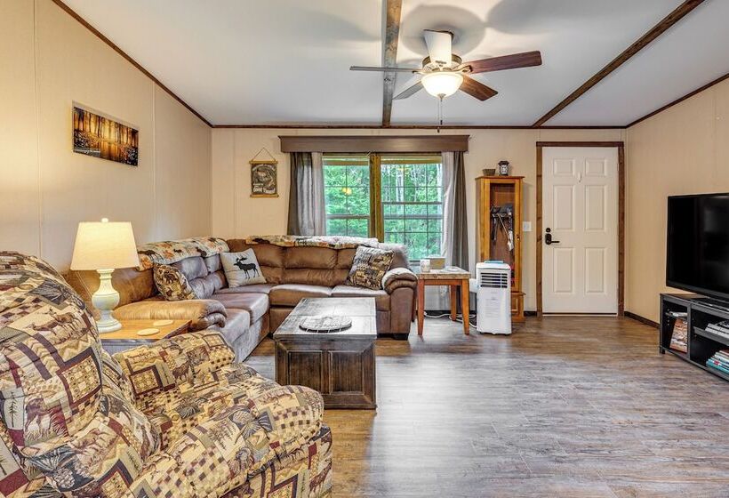 4 Mi To Lake Francis: Peaceful Pittsburg Home