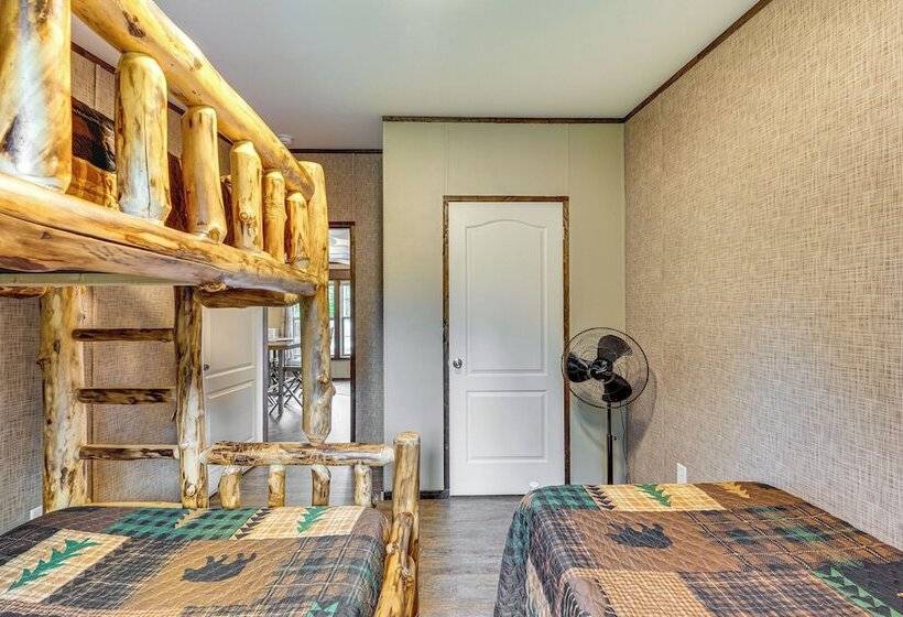 4 Mi To Lake Francis: Peaceful Pittsburg Home