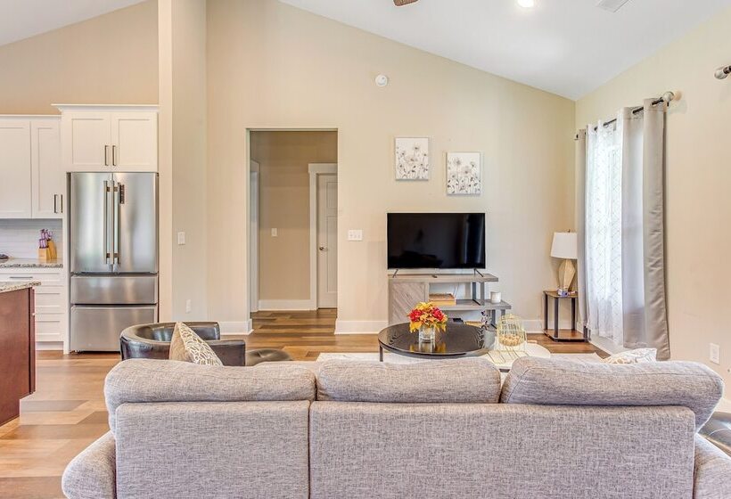 Pet Friendly Home W/ Patio In Loris!