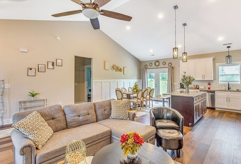 Pet Friendly Home W/ Patio In Loris!