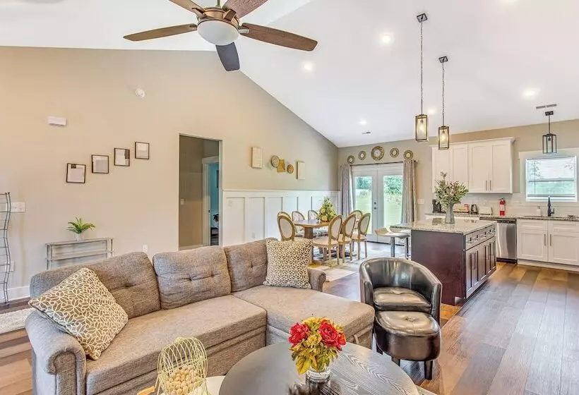 Pet Friendly Home W/ Patio In Loris!