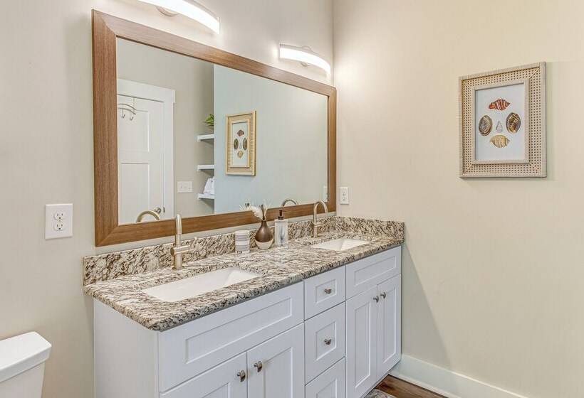 Pet Friendly Home W/ Patio In Loris!