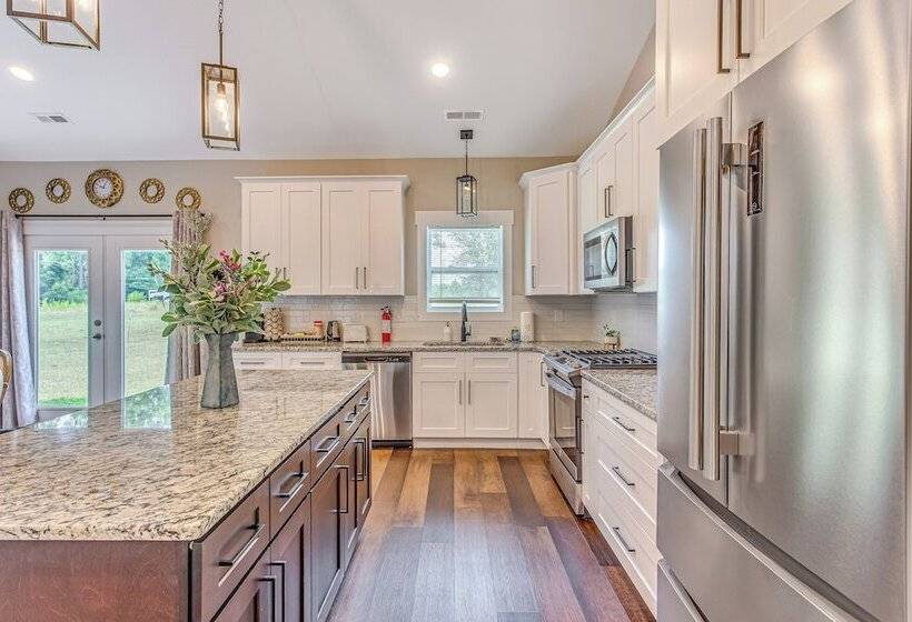 Pet Friendly Home W/ Patio In Loris!