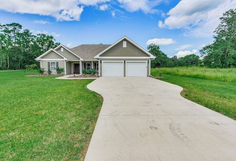 Pet Friendly Home W/ Patio In Loris!