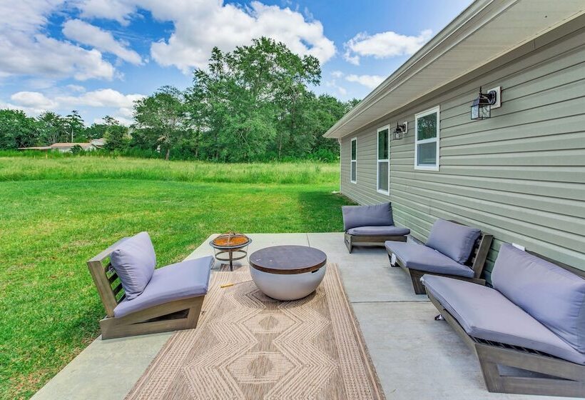 Pet Friendly Home W/ Patio In Loris!