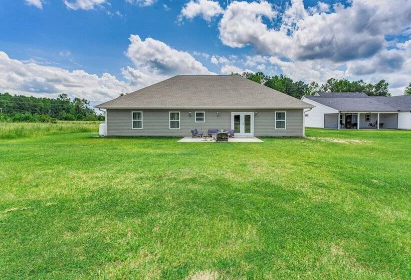 Pet Friendly Home W/ Patio In Loris!