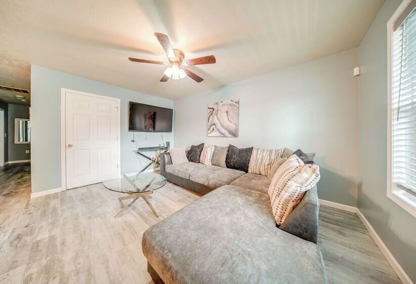 Quaint Erie Home W/ Smart Tvs & Yard: 3 Mi To Lake