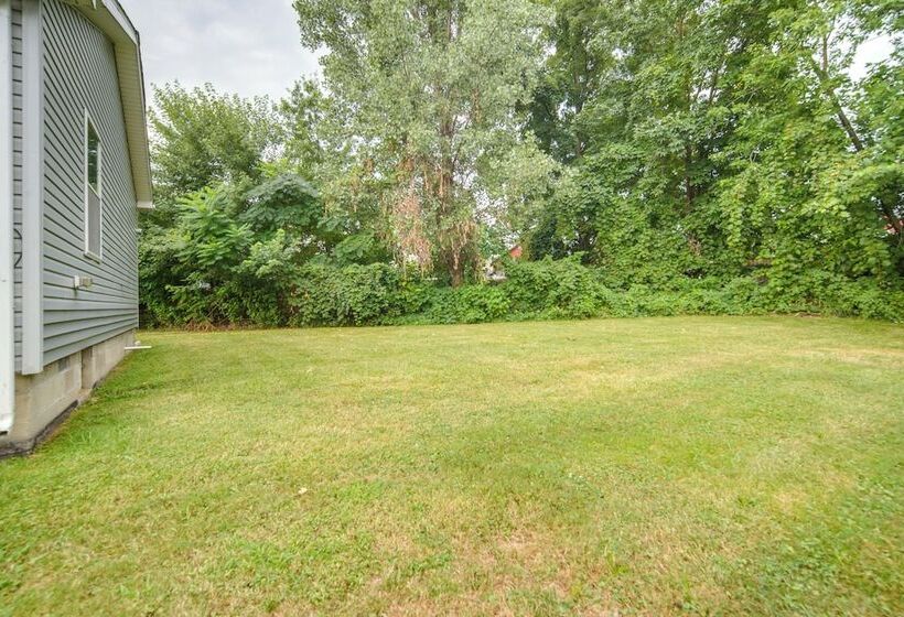 Quaint Erie Home W/ Smart Tvs & Yard: 3 Mi To Lake