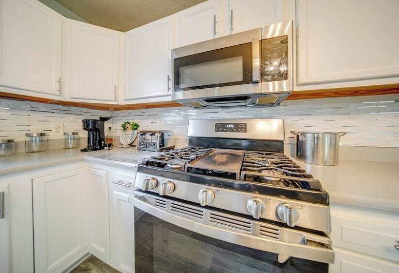 Quaint Erie Home W/ Smart Tvs & Yard: 3 Mi To Lake