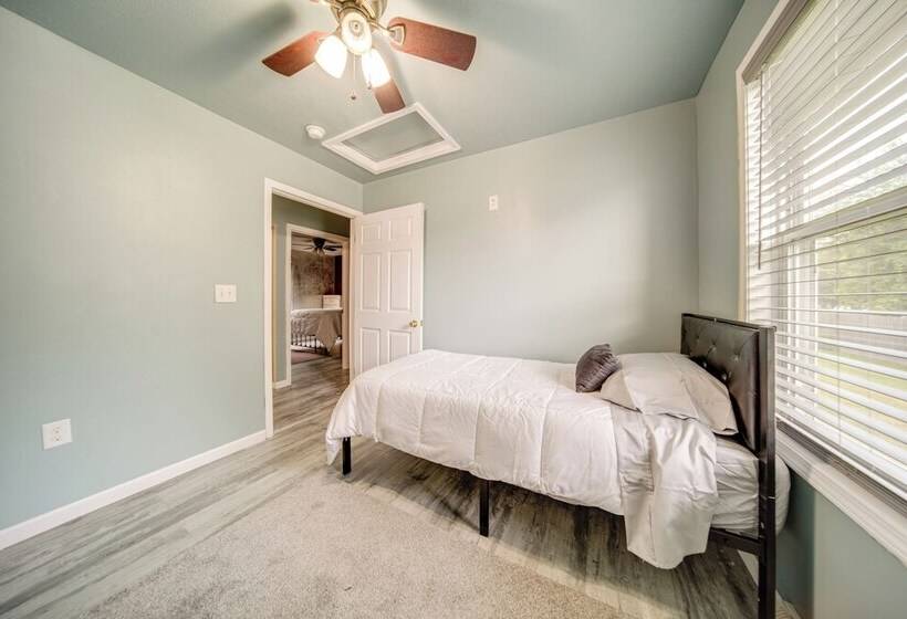 Quaint Erie Home W/ Smart Tvs & Yard: 3 Mi To Lake