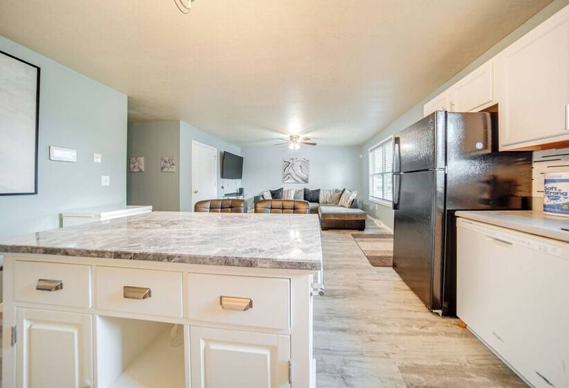 Quaint Erie Home W/ Smart Tvs & Yard: 3 Mi To Lake