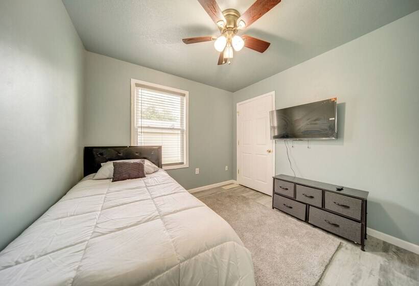 Quaint Erie Home W/ Smart Tvs & Yard: 3 Mi To Lake