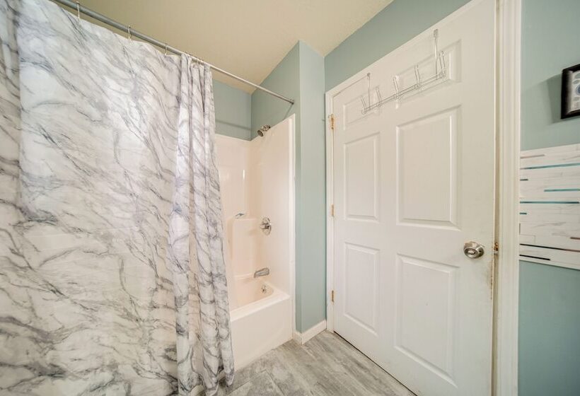 Quaint Erie Home W/ Smart Tvs & Yard: 3 Mi To Lake