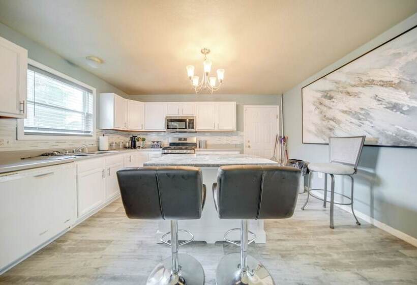 Quaint Erie Home W/ Smart Tvs & Yard: 3 Mi To Lake