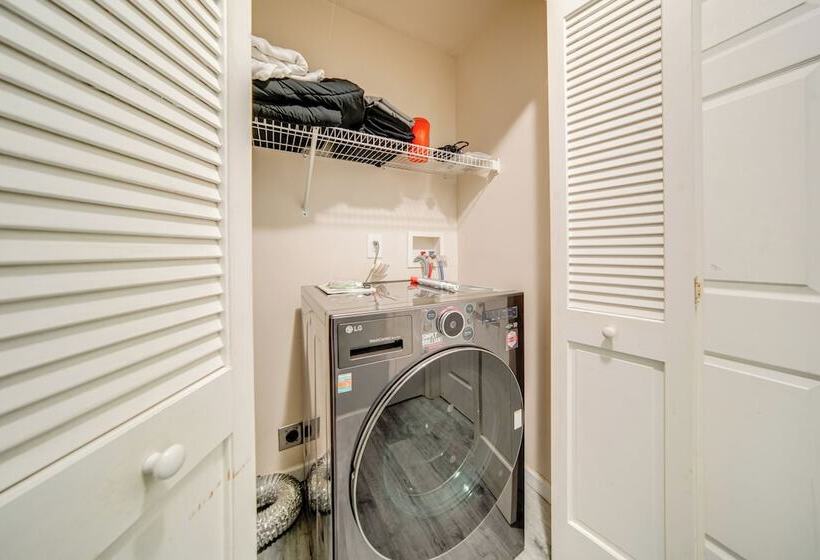 Quaint Erie Home W/ Smart Tvs & Yard: 3 Mi To Lake