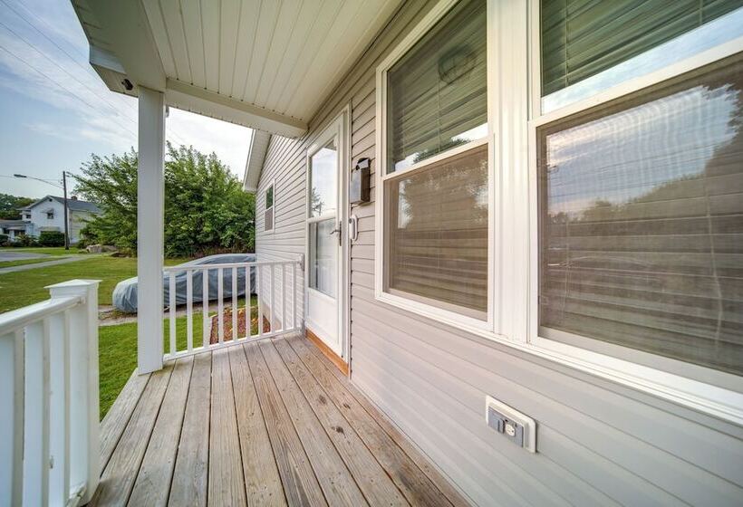 Quaint Erie Home W/ Smart Tvs & Yard: 3 Mi To Lake