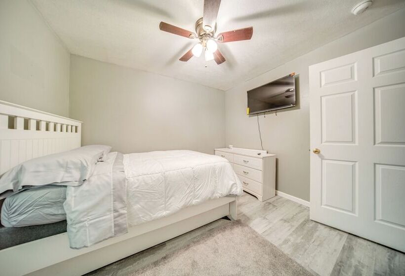 Quaint Erie Home W/ Smart Tvs & Yard: 3 Mi To Lake