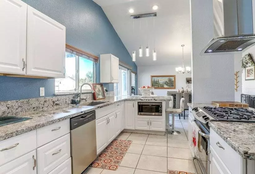 Sacramento Home W/ Pool Near Dtwn: Pets Welcome!