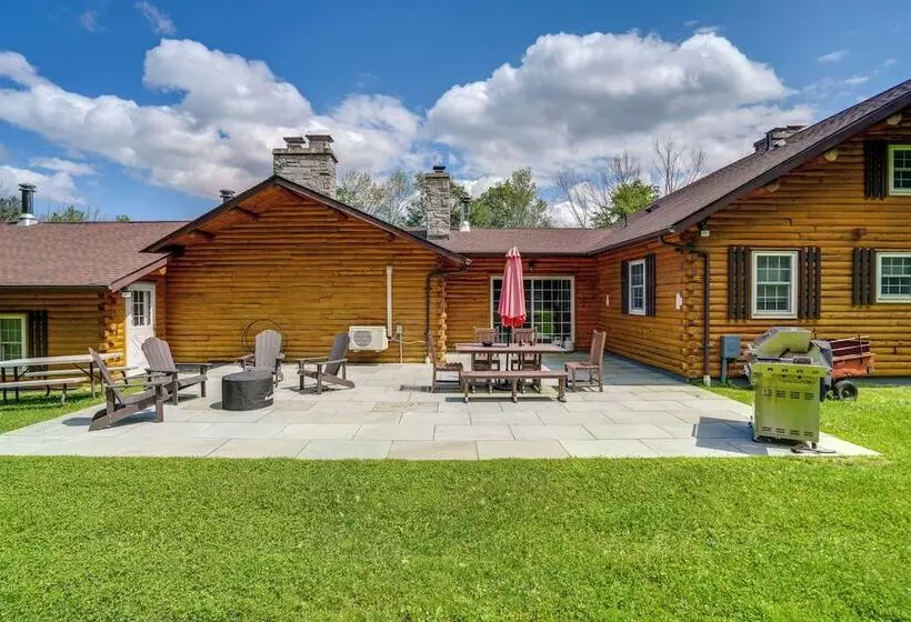 Private Hot Tub: Spacious Austerlitz Ski Cabin!