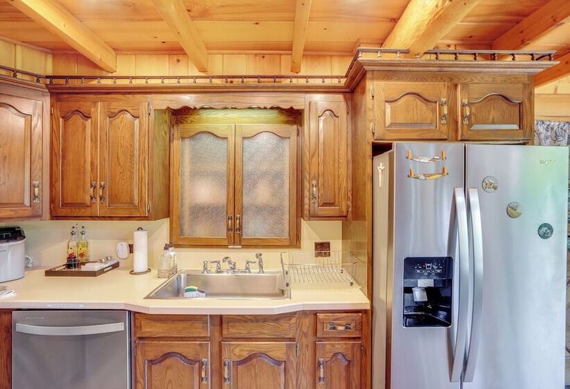 Private Hot Tub: Spacious Austerlitz Ski Cabin!