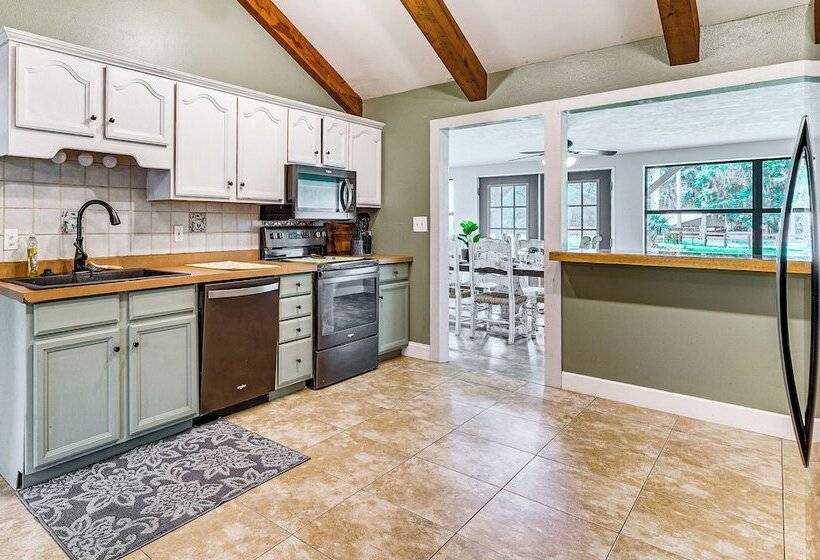 Spacious Micanopy Farmhouse W/ Luxurious Pool!