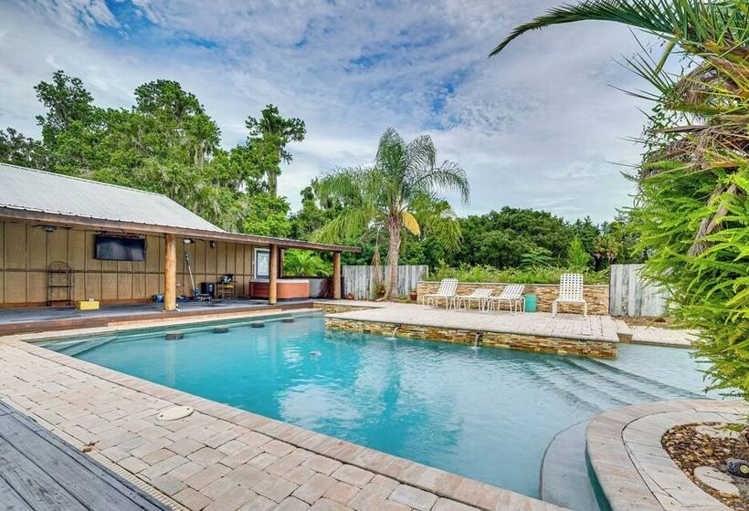 Spacious Micanopy Farmhouse W/ Luxurious Pool!