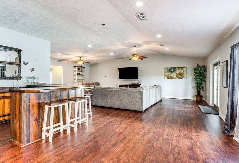 Spacious Micanopy Farmhouse W/ Luxurious Pool!