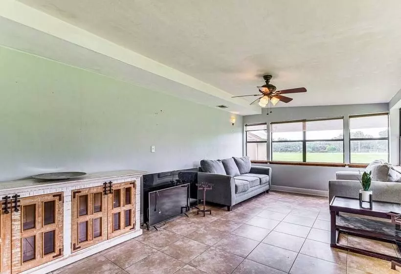 Spacious Micanopy Farmhouse W/ Luxurious Pool!