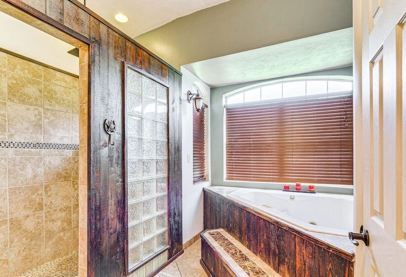 Spacious Micanopy Farmhouse W/ Luxurious Pool!