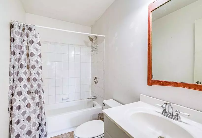 Spacious Micanopy Farmhouse W/ Luxurious Pool!